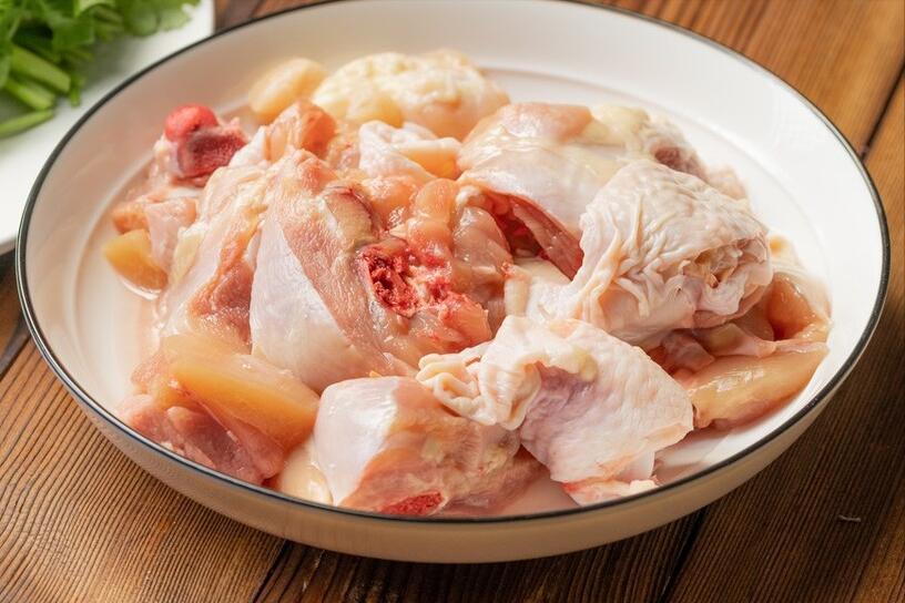 炖鸡肉发柴，原因是你只会焯水，大厨教你一个诀窍，鸡肉又鲜又嫩