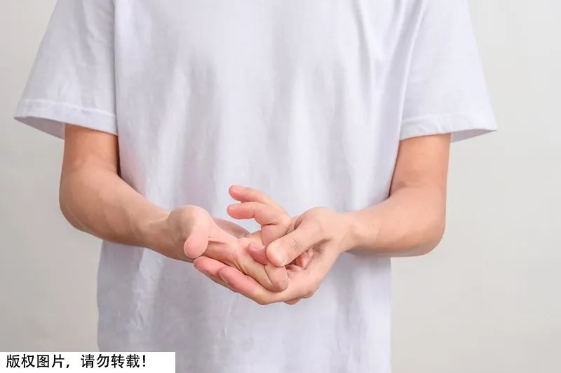 手指掰出咔咔声会得关节炎吗,关节掰得咔咔响会导致关节炎吗