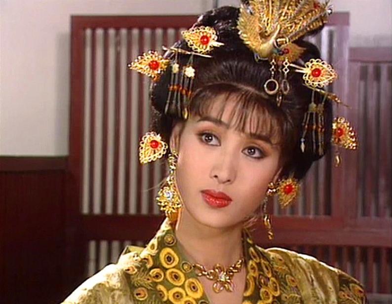 周迅青春靓丽蔡少芬人老珠黄,给皇后