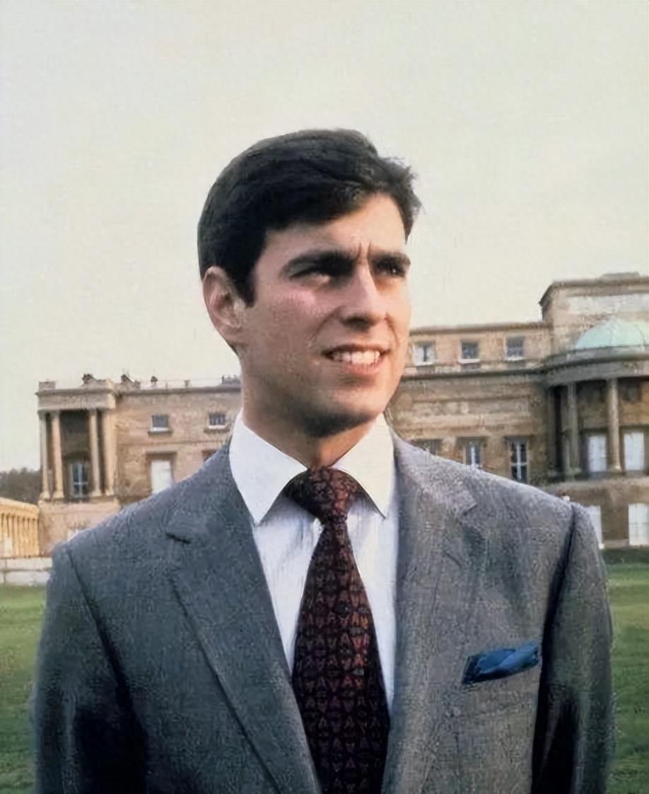 1992年,英国王室曝出丑闻:37岁富商吮吸着33岁王妃的脚趾