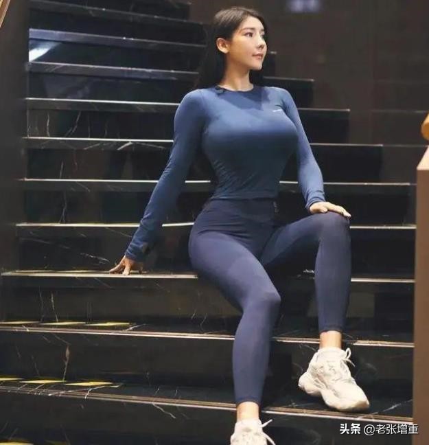 健身小白女生健身房改变圆肩驼背,健身保持魔鬼身材的唯一秘诀