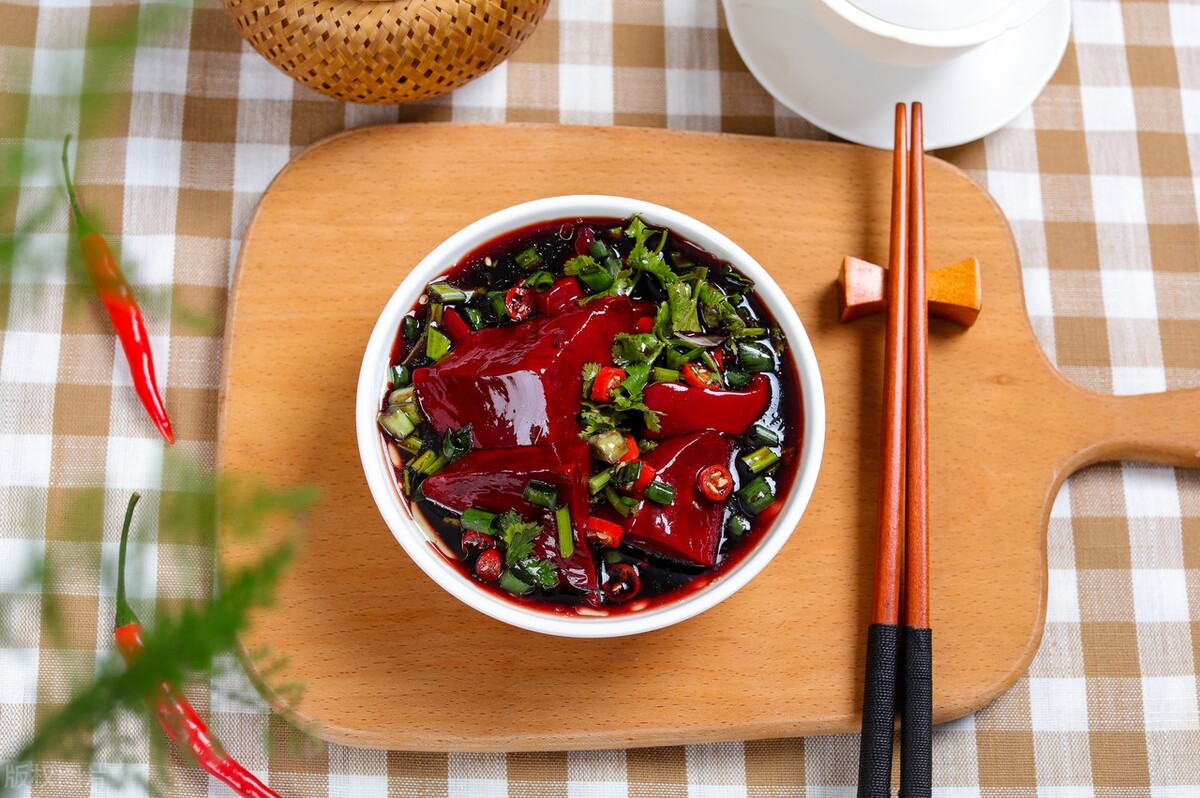 吃了猪血后棕褐色大便正常吗,吃了一点猪血会拉出黑便吗