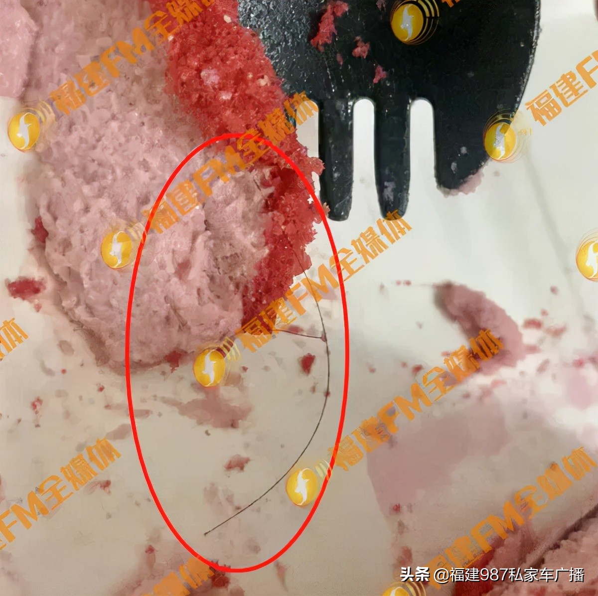 在福州知名糕点店吃出丝状物？顾客：恶心