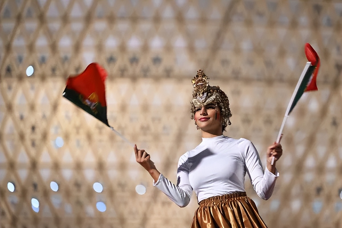 卡塔尔世界杯让人惊艳的美女,卡塔尔世界杯赛场球迷疯狂瞬间