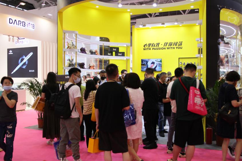 香港哈一代国际集团亮相深圳礼品展吾独友偶赤眉九尾狐引领国潮风