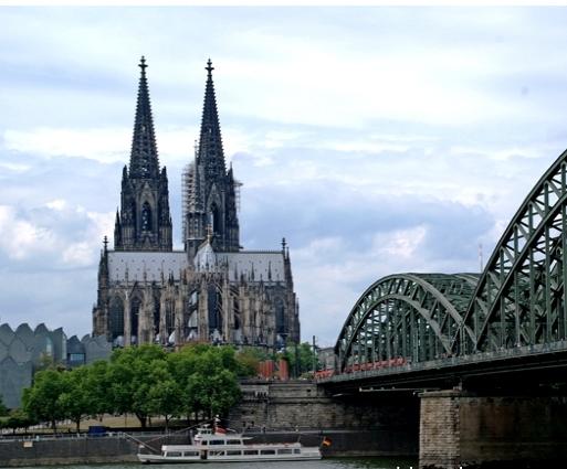 我是尖的，戳破天的那种！——哥特风格