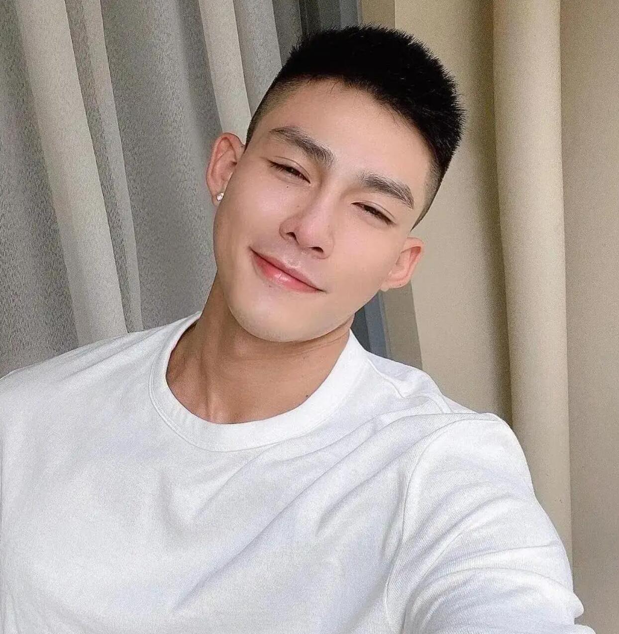 最帅最有魅力最流行的发型,长点的飞机头型男2020流行发型