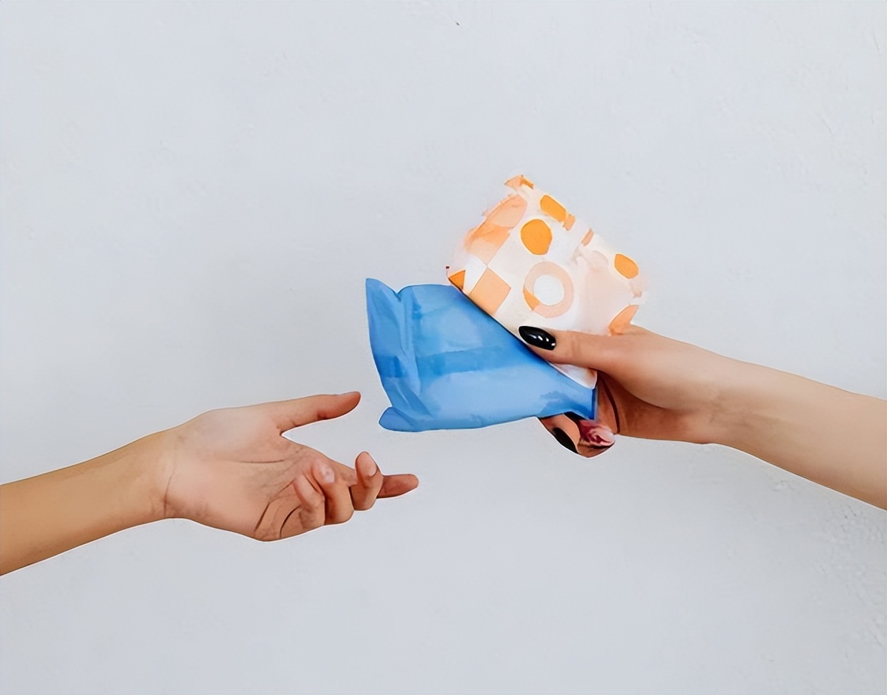 小伙街边卖卫生巾遭掀摊,男子街边卖卫生巾原视频