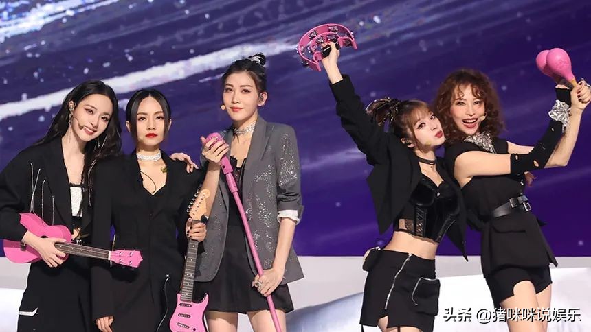 与小十岁健身教练在机场忘情拥抱，被骗婚后戴上假面具冰冷待人