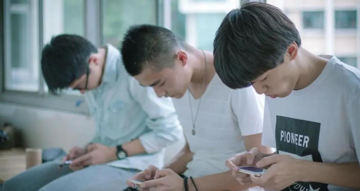 凭啥糟蹋家长血汗钱？老师没收20余学生手机后泡进水里，后续来了