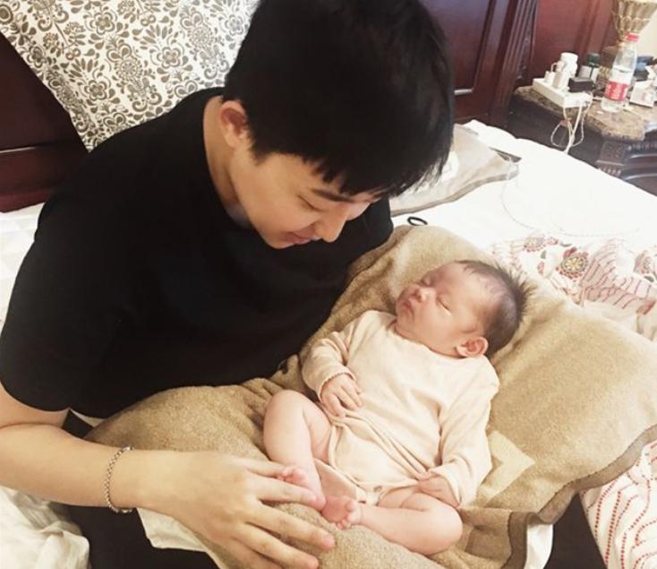 吉林女子自己试管生孩子,女子斥巨资生混血女儿新闻