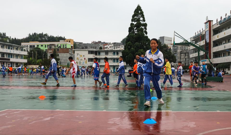 篮球场上练足球！水城这所小学有90多支足球队孩子们5年踢得6个市级比赛NO.1