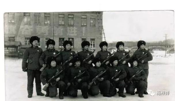 战友作品:“北极”女兵(黄爱明)梅梓祥