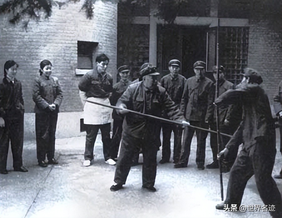 1980年*国锋华**视察南京军区，*世友许**称病不见，*国锋华**亲自登门拜访