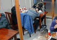 家中聚餐厨房突然爆炸,在吃饭时爆炸的尴尬瞬间