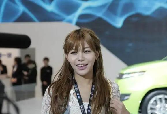 12年过去了，“宁坐宝马哭，不坐单车笑”的女孩，嫁入豪门了吗？