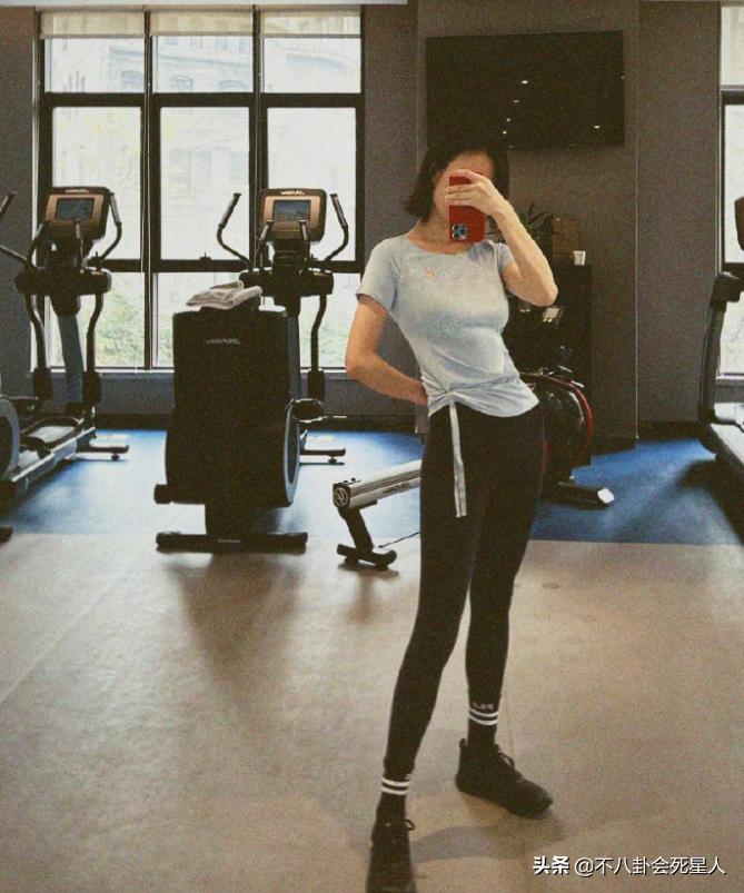 51岁钟丽缇玩冲浪晒好身材,钟丽缇出席活动力压柳岩