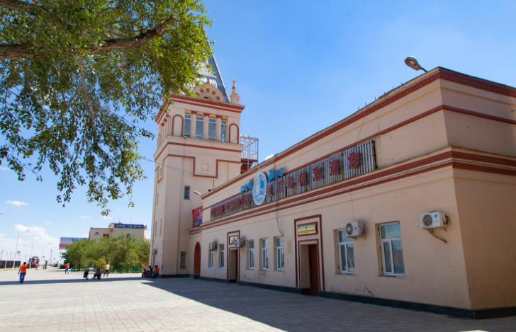 蒙古国距离中国的呼和浩特市多远,蒙古国距中国最近的县城