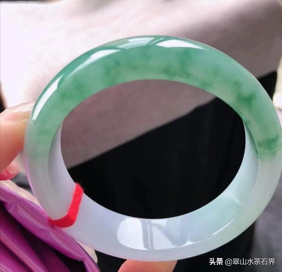 黑乌鸡翡翠手镯等级,翡翠手镯的种水八个等级及价格