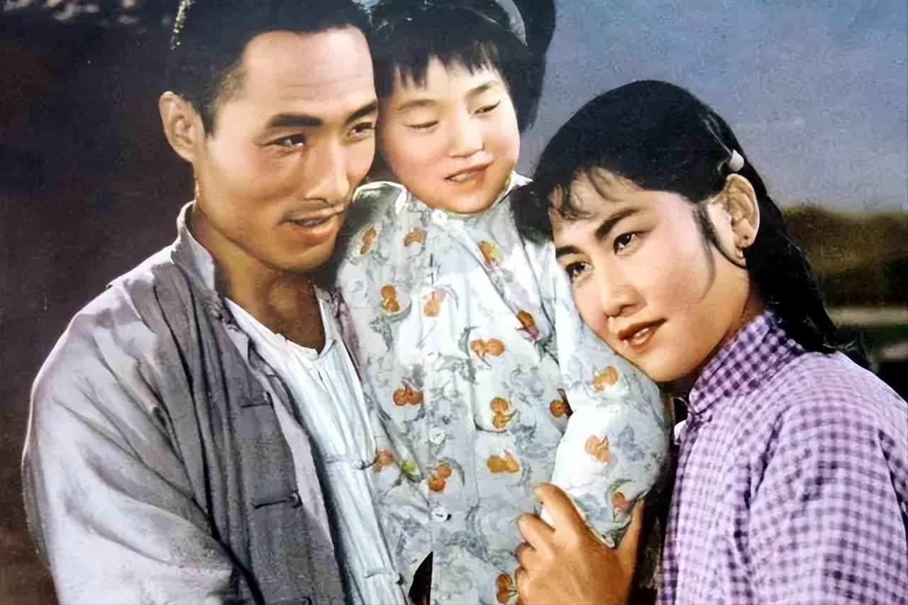 “十七年”电影中，田野、工厂与*会集**，是呈现幸福生活的主要地点