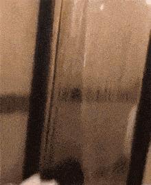 女孩子看起来外表美丽，其实裤袜已经掉到大腿根了！哈哈哈