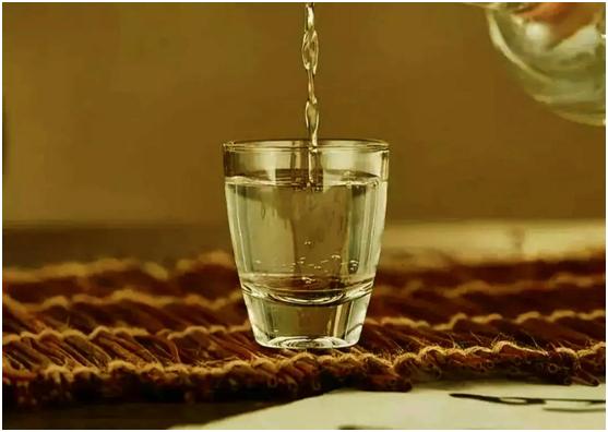 一杯白酒等于多少啤酒的能量,一杯白酒度数相当于几杯啤酒