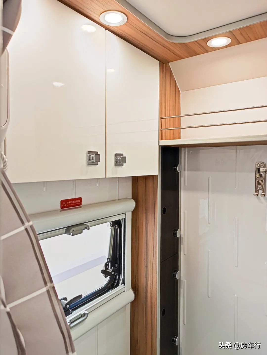 隔断式厨房，15度电+1700W太阳能，新星五十铃700P旅行官纵床版