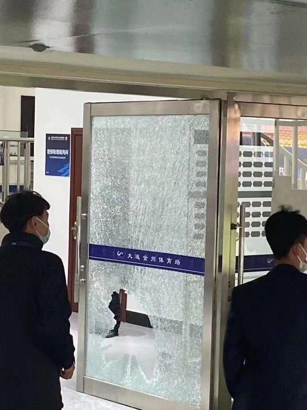 国脚水平菜脾气大？徐新飞踹染红+“破门”，情节恶劣引争议？