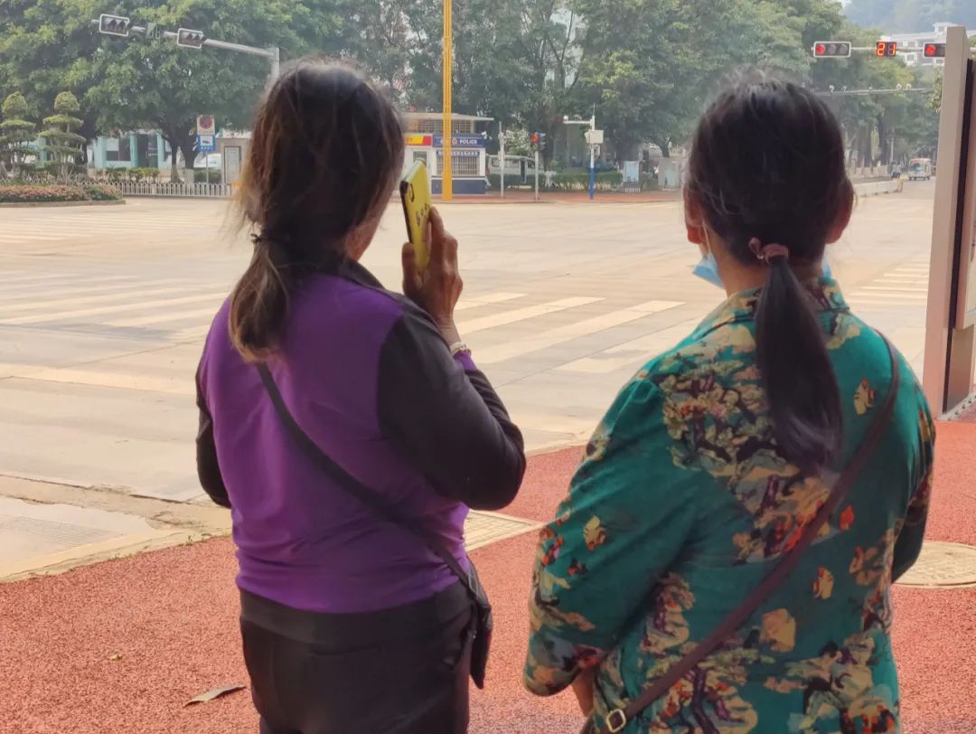 深陷缅北电诈“牢笼”的未成年人,被骗缅北孩子家长盯着画面找人