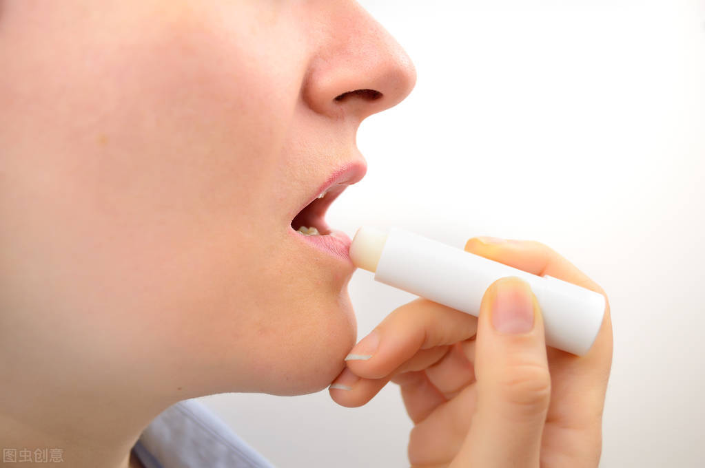 舔嘴唇越来越干怎么回事,为什么舌头舔嘴唇会越舔越干