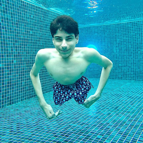 揭秘世界杯开幕式“半身少年”：一出生就没下半身，热爱极限运动，有意攀登珠穆朗玛峰，理想是当卡塔尔总理