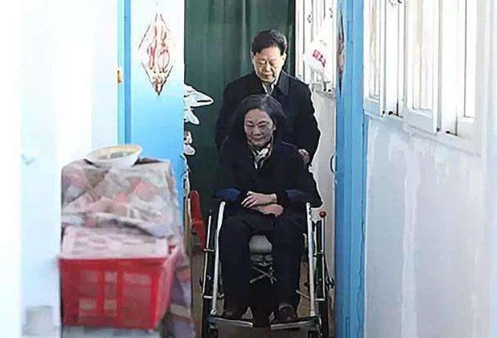 妻子地震截瘫感人视频,妻子汶川地震失去腿丈夫不离不弃