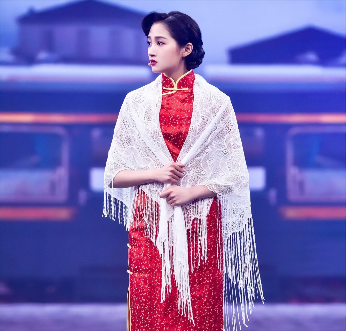 刘嘉玲关晓彤同框,穿旗袍大秀窈窕好身材