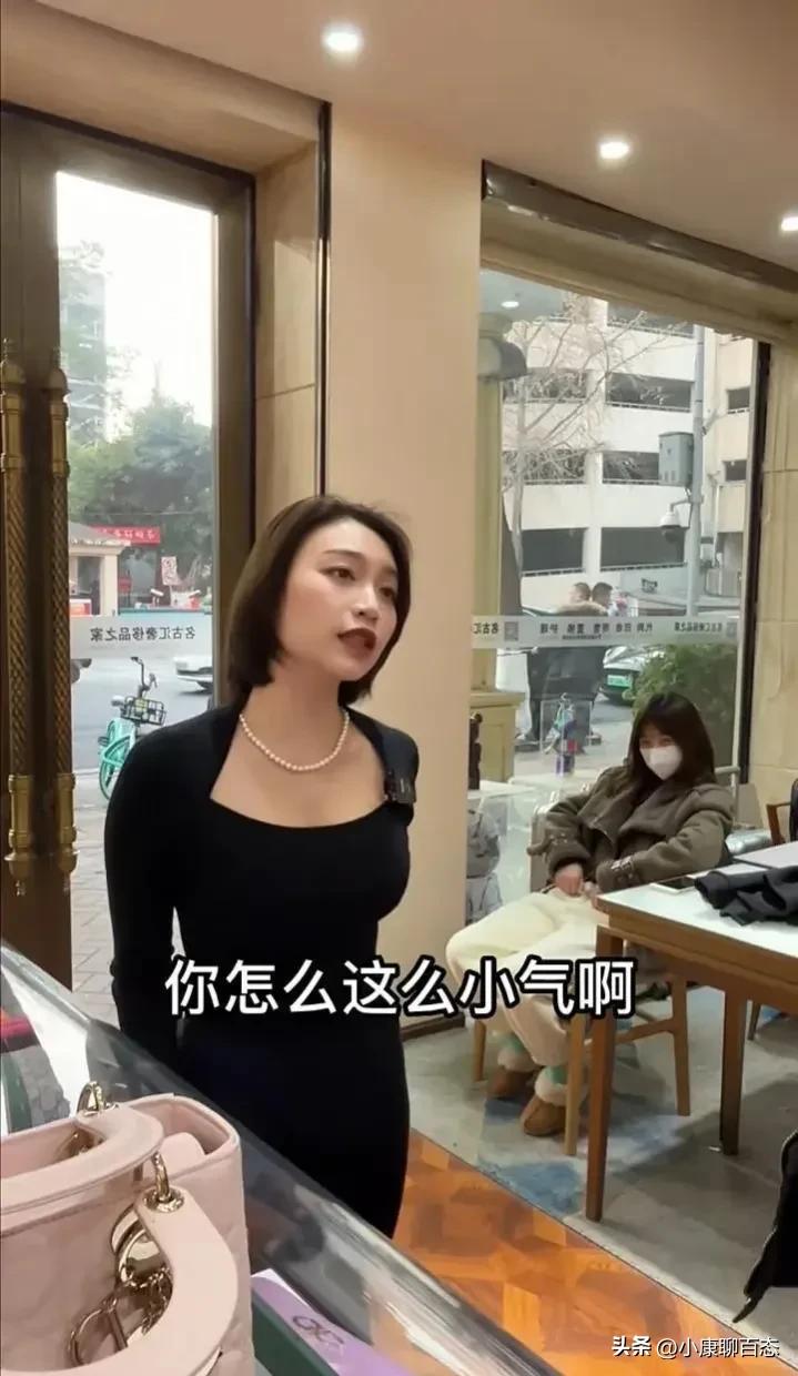 女子相亲带男生去买包,相亲女带相亲男的去买衣服