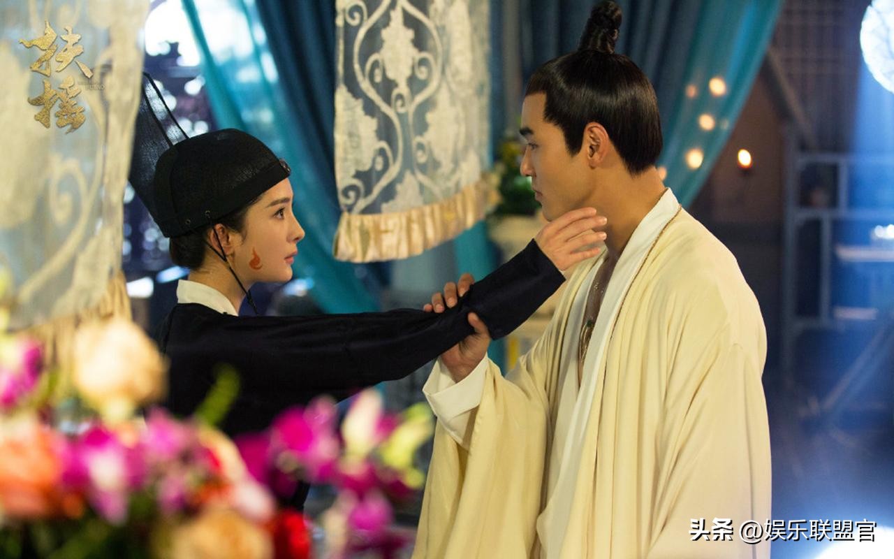 撩汉、乱认爸、男男接吻，这6位明星是没分寸感，还是“耍流氓”