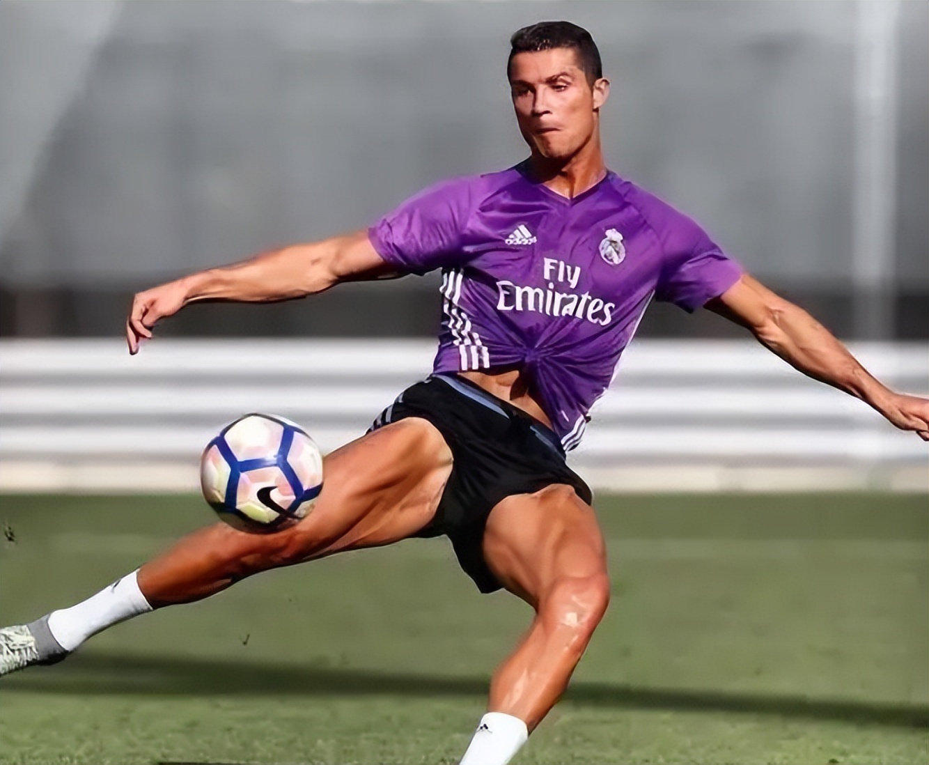 世界足坛五十大左脚球星,世界五大球王马拉多纳