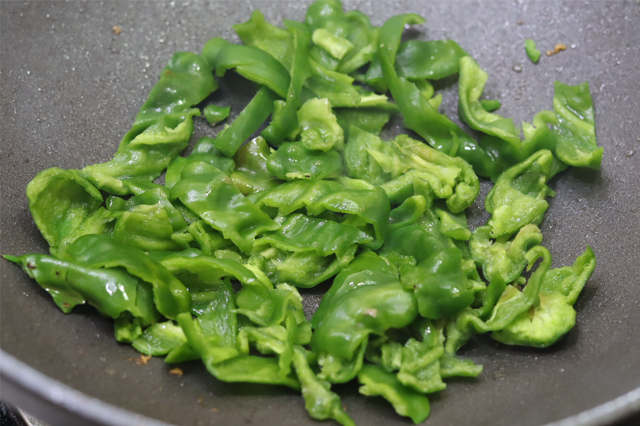 怎么炒辣椒炒肉辣椒不变色,油炒干辣椒怎样保持酥脆