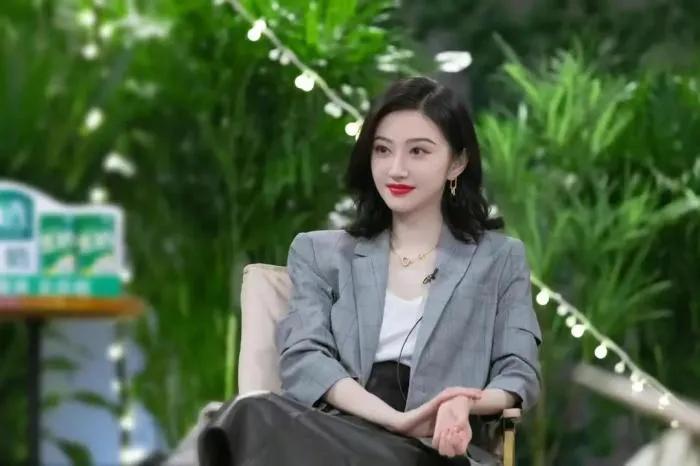 景甜清新亮相时装秀,景甜穿巴宝莉格子装