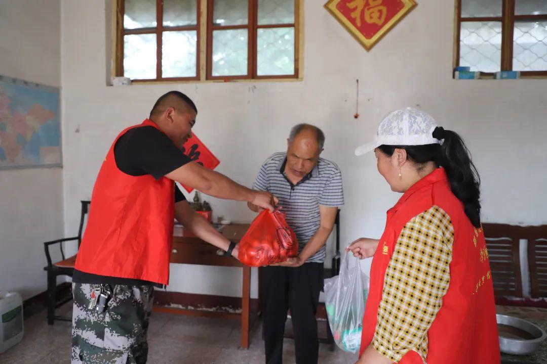 开展擦亮文明窗口志愿服务活动,志愿服务汇聚爱心为文明添彩