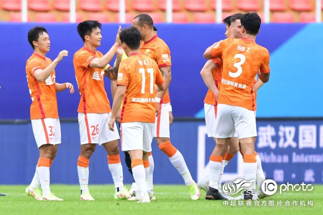 前线丨卡耶维奇、福布斯联袂进球，武汉长江2:1战胜广州队