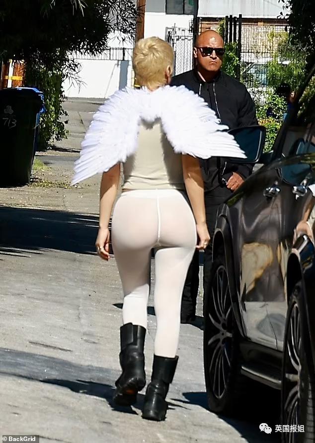 侃爷妻子bianca怪异穿搭,侃爷妻子黑色蚕蛹装