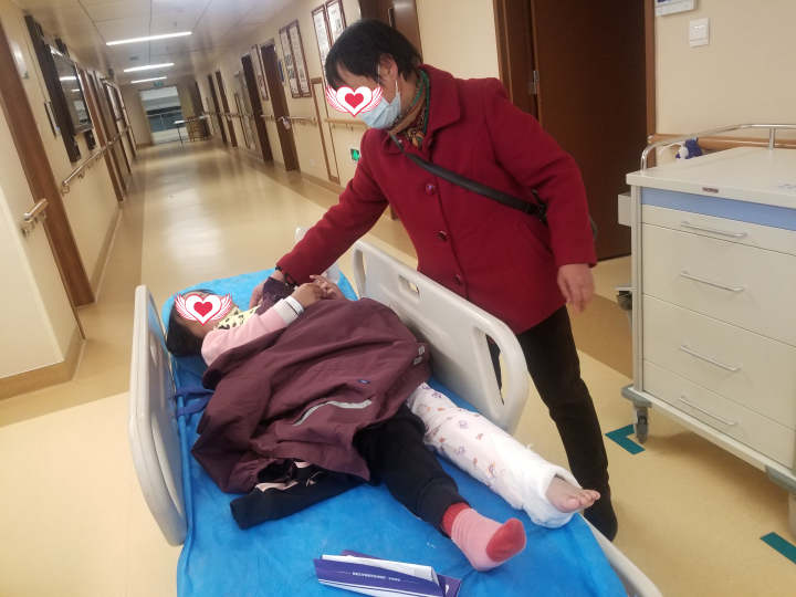 儿童股骨干粉碎性骨折对位不太好,儿童股骨干骨折石膏固定