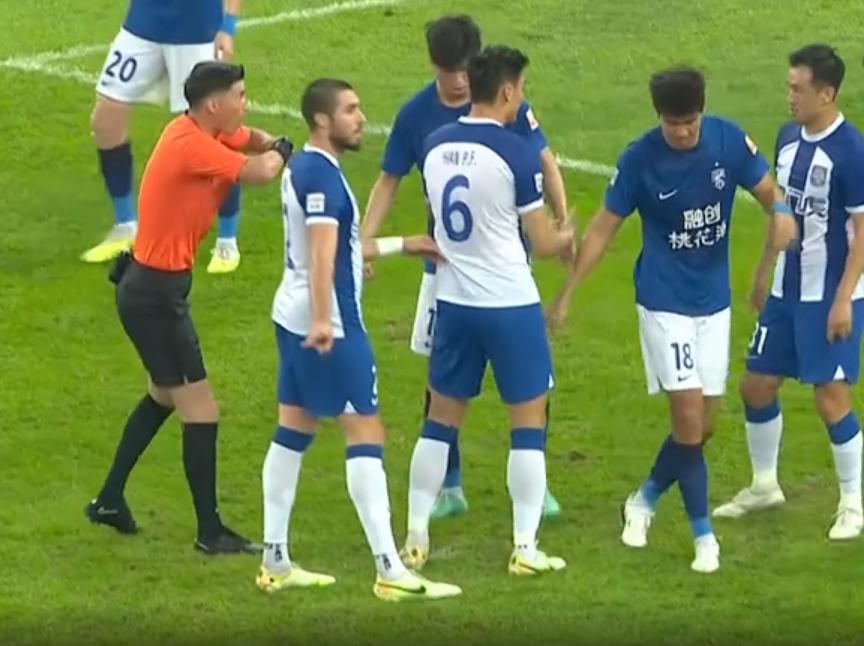 中超主客场球迷冲突视频,中超主客队撞色视频