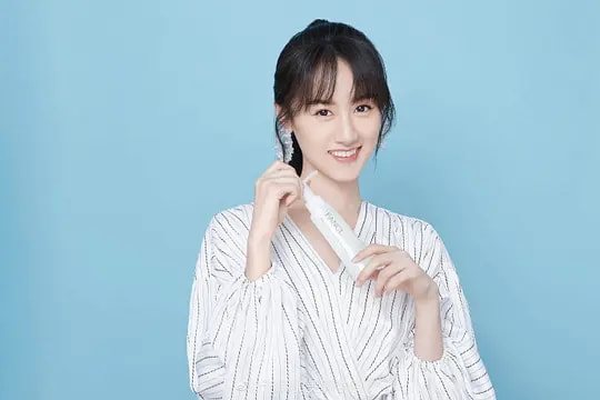 她被誉为神颜小花被李冰冰力捧,她曾被誉为娱乐圈校花