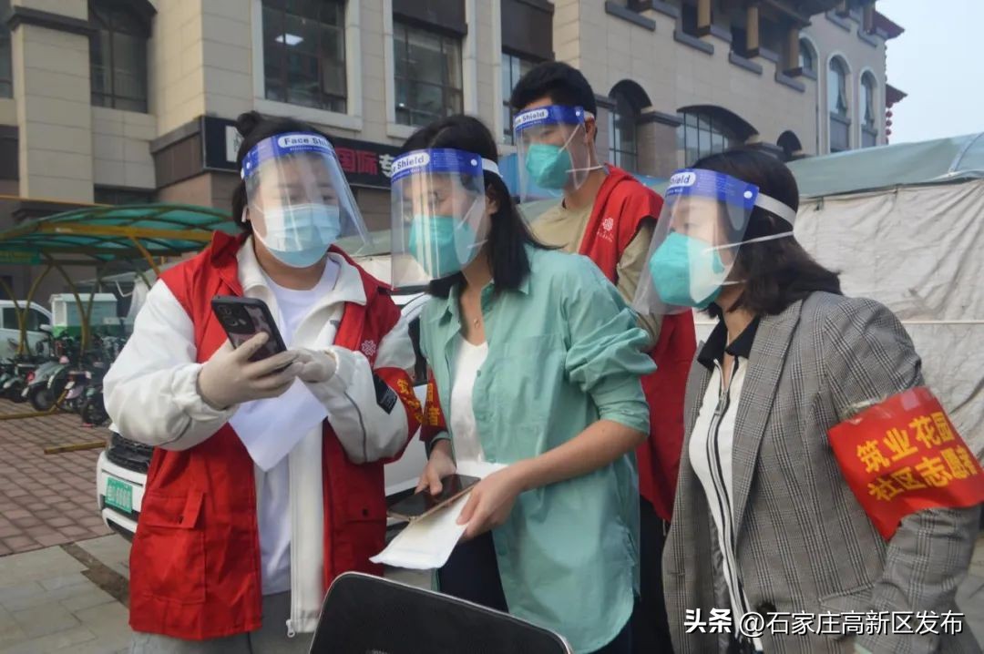 高新区长江街道发挥*党**员志愿者模范作用齐心筑牢防疫屏障