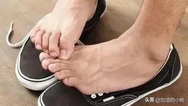 鞋子一穿就臭怎么处理,怎么分辨是脚臭还是鞋子臭