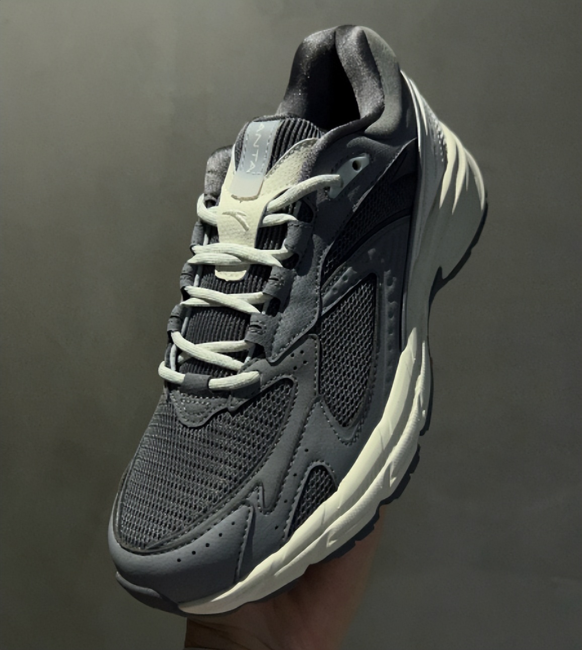 安踏多款老爹鞋曝光！满眼都是巴黎世家、新百伦的影子？