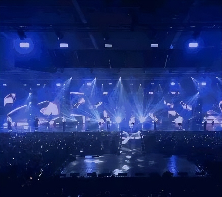 荒唐！演唱会门票炒到2W多，临开场也不降价，现场大片空位！