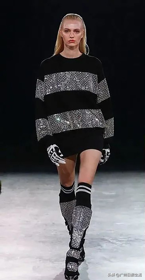 鎬庝箞鏍蜂竴鐪肩湅绌跨湡鐞冭。鍜屽亣鐞冭。,濡備綍鐙壒鍦拌癄閲婄悆琛ｇ殑浼犲榄呭姏