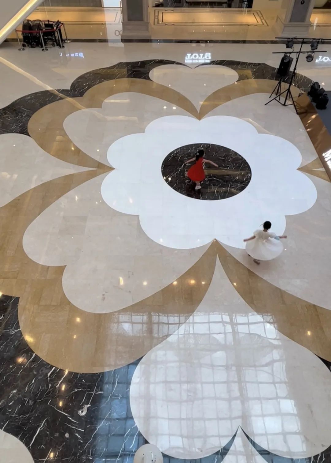 7月份人来人往街道,7月北京人山人海